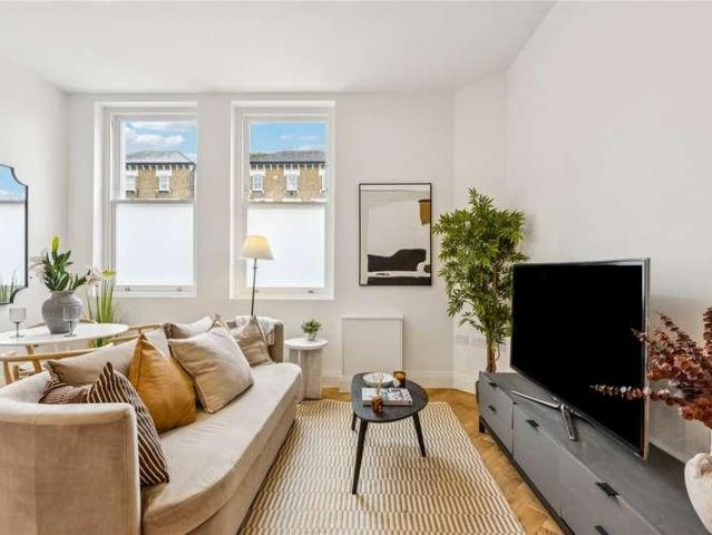 Flat for sale in Balham, Greater London