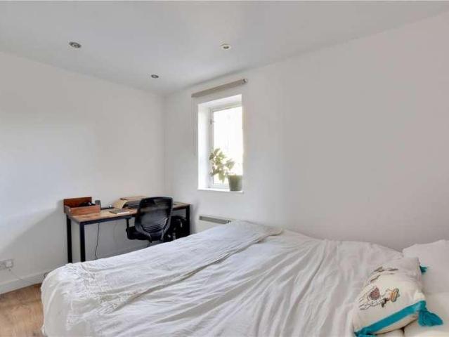 Flat for sale in East Greenwich, Greater London