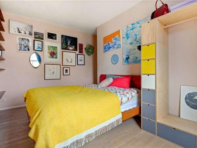 Flat for sale in Stockwell, Greater London