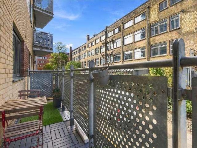 Flat for sale in London Borough of Hackney, Greater London