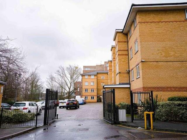 Flat for sale in Charlton Riverside, Greater London