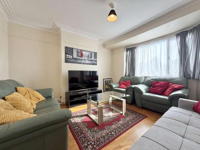 Flat for sale in Totteridge, Greater London