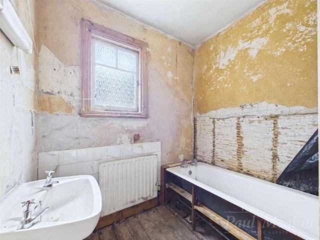 Flat for sale in London Borough of Croydon, Greater London