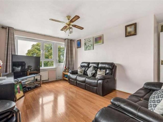 Flat for sale in Brownswood Park, Greater London