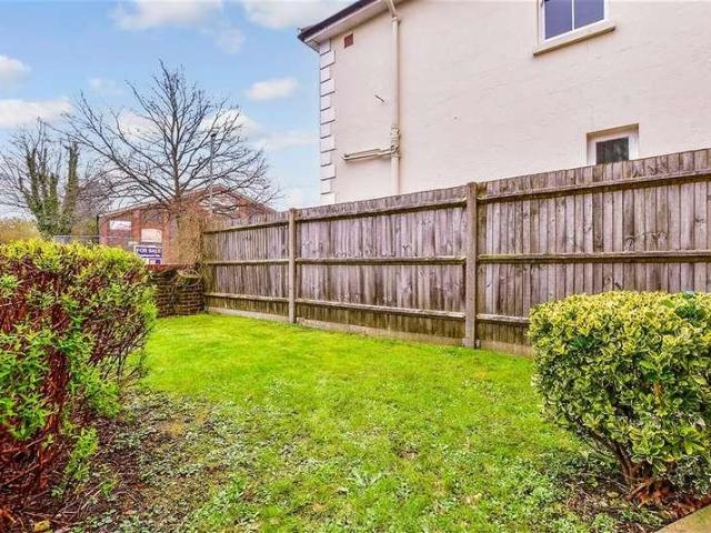 Flat for sale in Woodhatch, Red Hill
