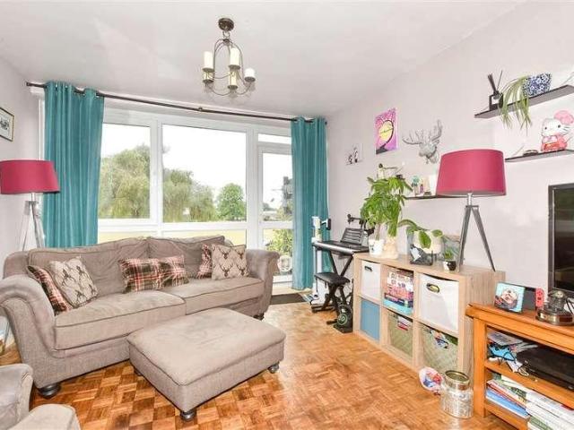 Flat for sale in Fole, Surrey