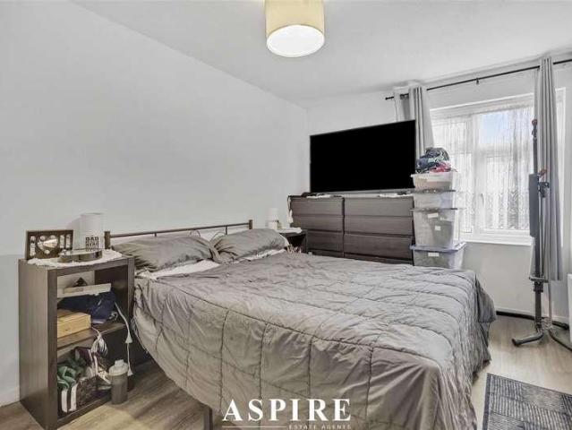 Flat for sale in Vange, Essex