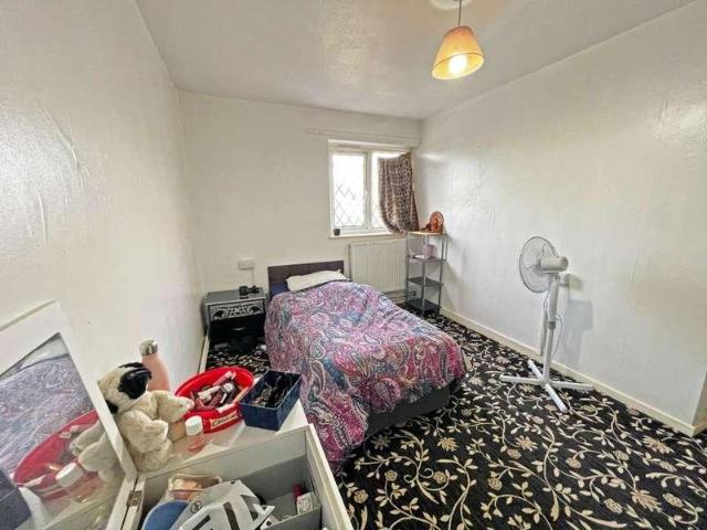 Flat for sale in London Borough of Hounslow, Greater London