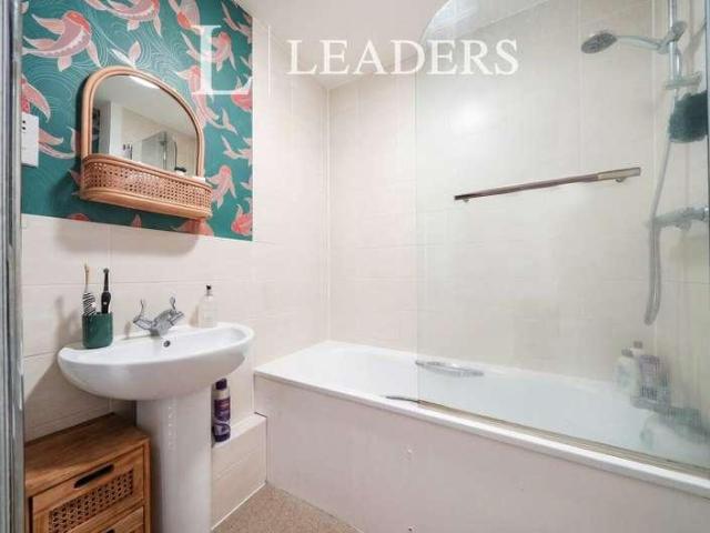 Flat for sale in Tonbridge, Tonbridge and Malling