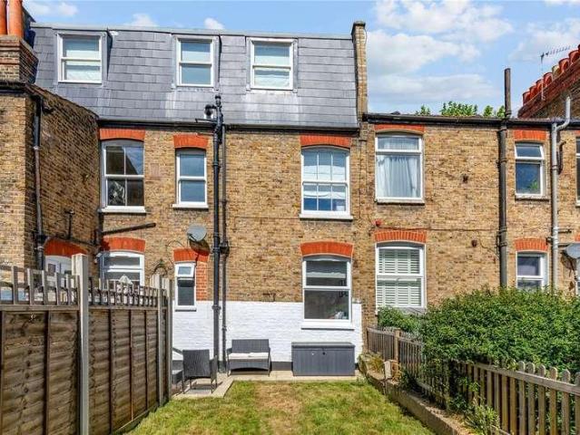 Flat for sale in Furzedown, Greater London