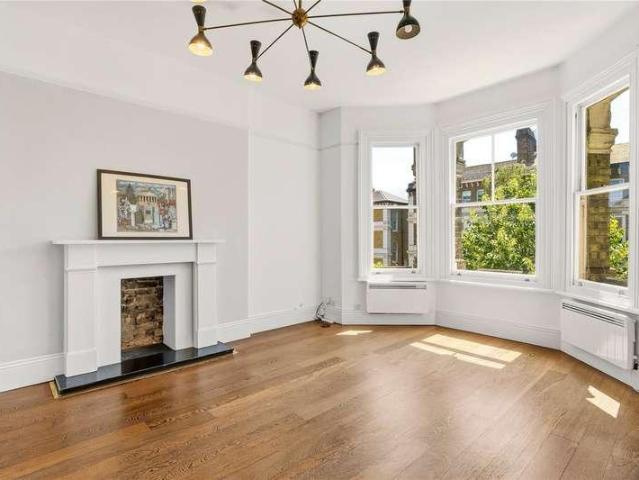Flat for sale in Clapham Junction, Greater London