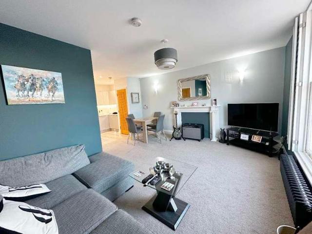 Flat for sale in Cliff Hill, Green Close