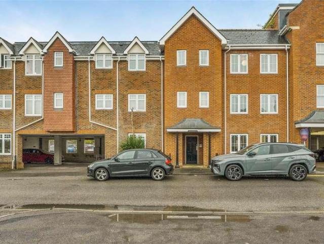 Flat for sale in Buckler's Park, Crowthorne