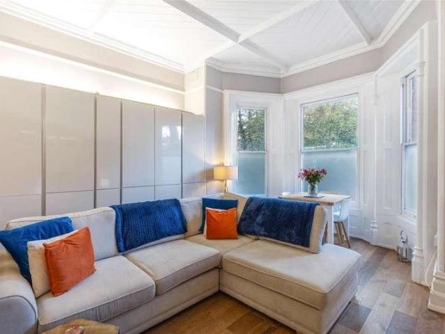 Flat for sale in London Borough of Croydon, Upper Norwood