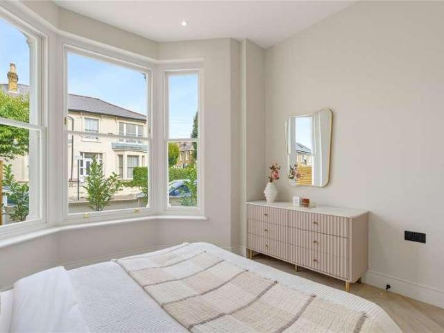 Flat for sale in London Borough of Wandsworth, Greater London