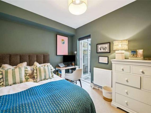 Flat for sale in Summerstown, Greater London