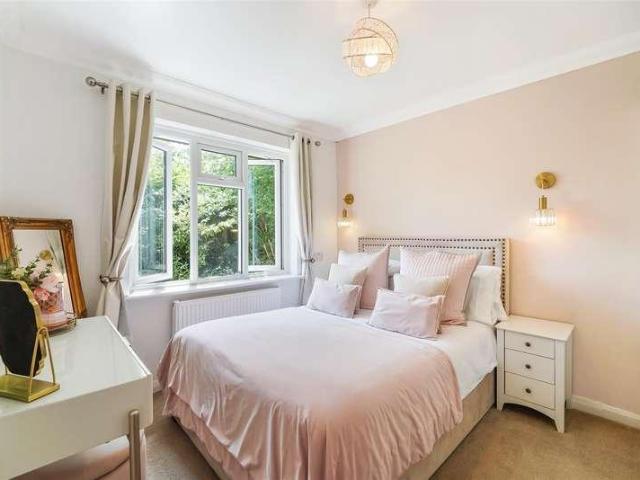 Flat for sale in Red Hill, Surrey
