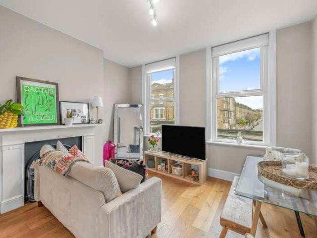 Flat for sale in Stroud Green, Greater London
