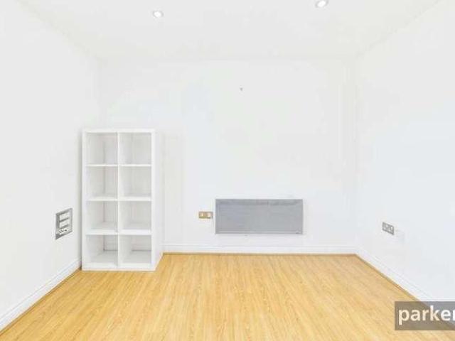 Flat for sale in Shinfield