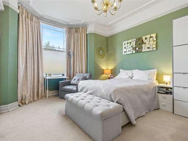 Flat for sale in Wandsworth, Greater London