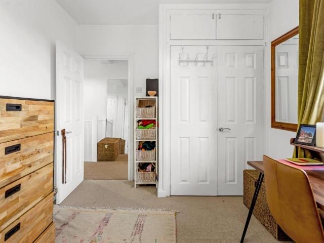 Flat for sale in Stamford Hill, Greater London