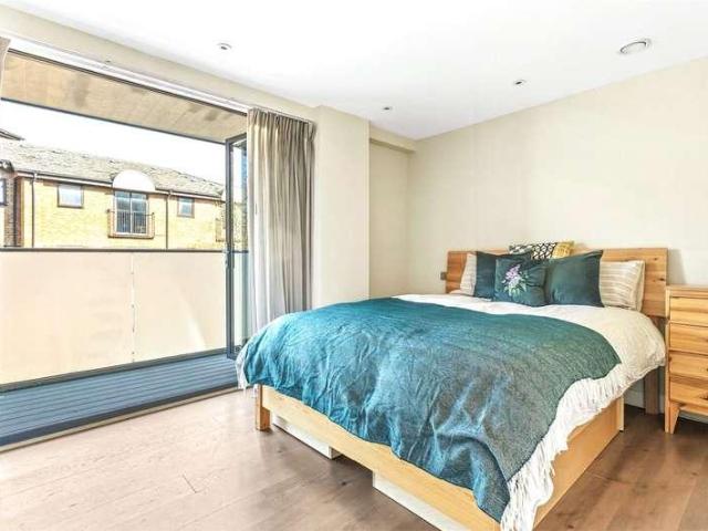 Flat for sale in Highbury, Greater London