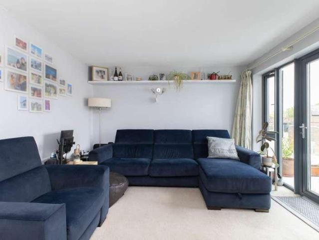 Flat for sale in Horsham, West Sussex