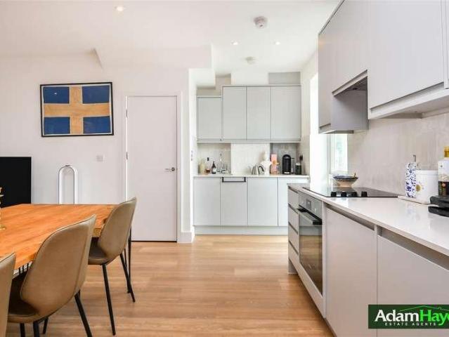 Flat for sale in Temple Fortune, Greater London