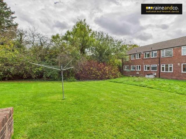 Flat for sale in Potters Bar, Hertfordshire