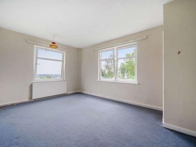 Flat for sale in London Borough of Lewisham, Forest Hill