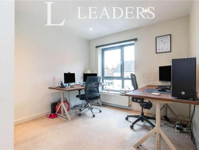 Flat for sale in Woodcote, Epsom