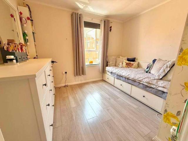 Flat for sale in Dunstable, Bedfordshire