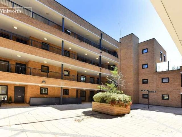 Flat for sale in Hackbridge, Greater London