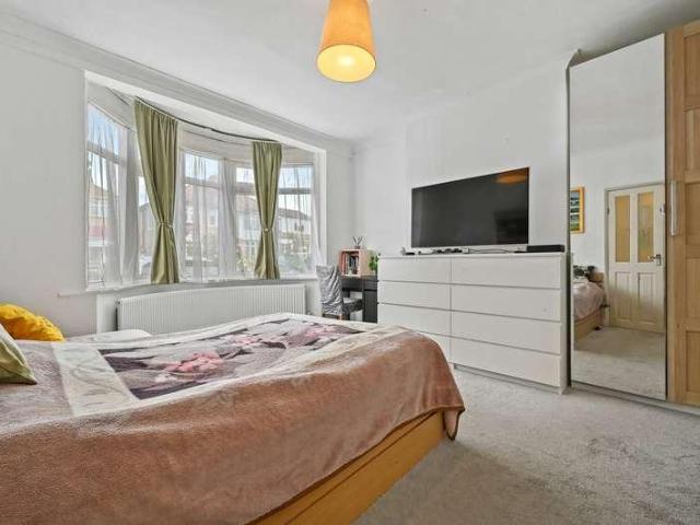 Flat for sale in Lane, Greater London