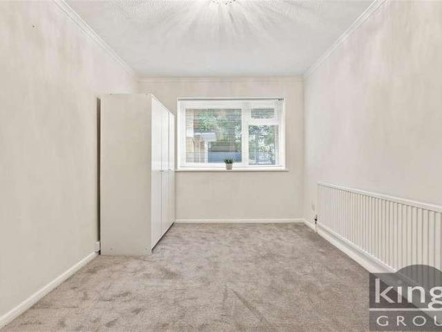 Flat for sale in Bush Hill Park, Greater London