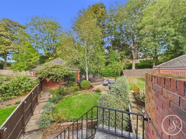 Flat for sale in Gledhow Park, Leeds