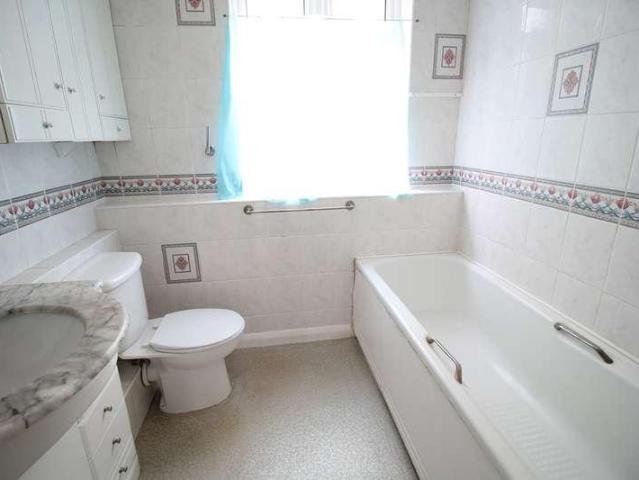 Flat for sale in London Borough of Croydon, Addiscombe