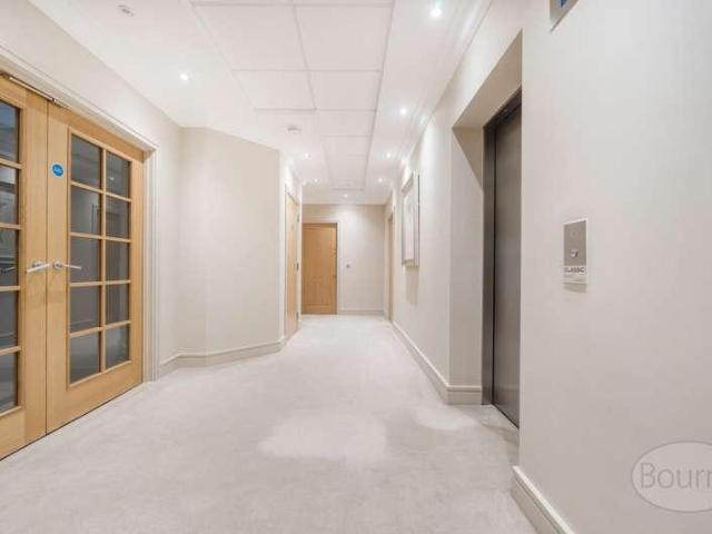 Flat for sale in Compton, Fole