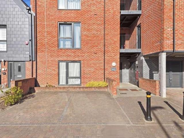 Flat for sale in Broxbourne, Hertfordshire