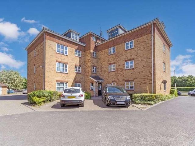 Flat for sale in Wexham Court, Slough