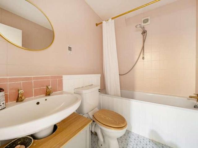Flat for sale in Binscombe, Fole