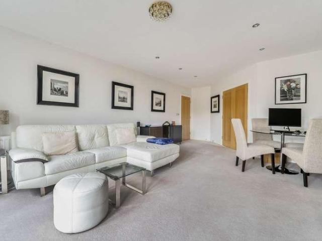 Flat for sale in Bray Wick, Maidenhead