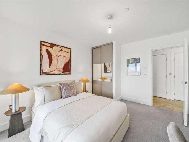 Flat for sale in Wandsworth Exchange, Greater London