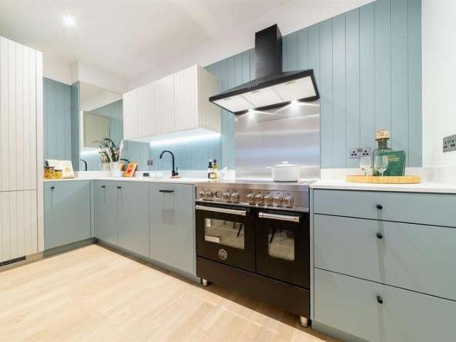 Flat for sale in London Borough of Hounslow, Greater London