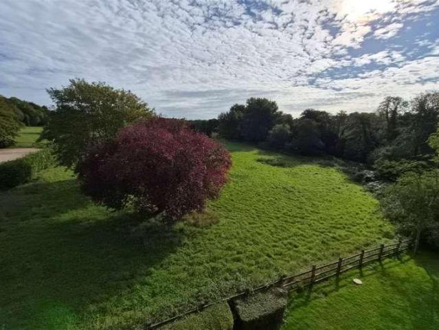 Flat for sale in Milford, Fole