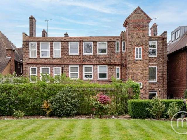 Flat for sale in Golders Green, Greater London