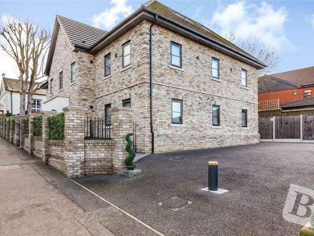 Flat for sale in Upminster, Greater London