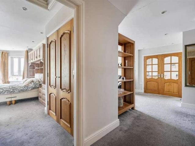 Flat for sale in Emmbrook, Wokingham