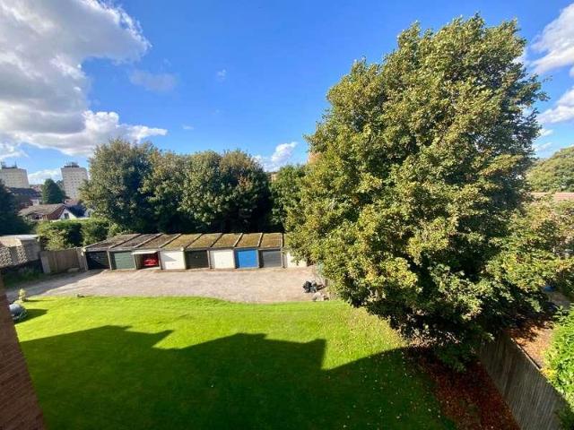 Flat for sale in Halesowen, Dudley