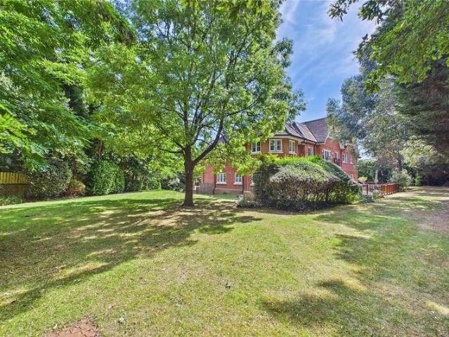 Flat for sale in Heol-las, Surrey